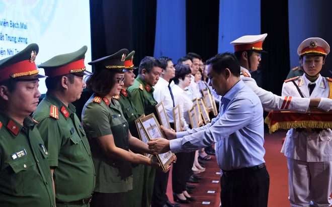 Nhiều tập thể và cá nhân được trao bằng khen, giấy khen vì đã có thành tích xuất sắc trong 5 năm thực hiện Quy chế phối hợp số 01.