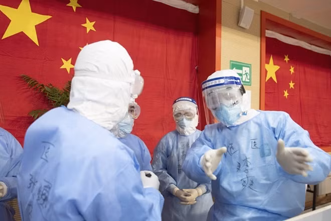 Các nhân viên y tế tại Vũ Hán trong một cuộc thảo luận về hướng điều trị cho các bệnh nhân nhiễm Covid-19. (Ảnh: EPA)