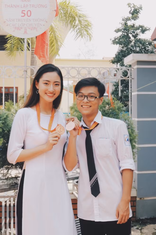 Đinh Viết Long, một người bạn và cũng là người gắn bó cùng tân hoa hậu “chinh chiến” trong hầu hết các cuộc thi lớn nhỏ khi còn là học sinh phổ thông. (Ảnh: NVCC)