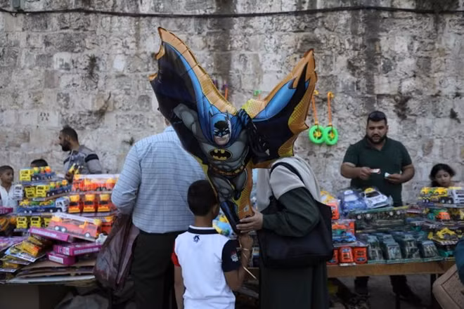 Những người Hồi giáo Palestine tham quan và mua sắm sau buổi cầu nguyện vào buổi sáng trong ngày đầu tiên của lễ hội Eid al-Adha tại thành phố cổ Jerusalem hôm 21/8.