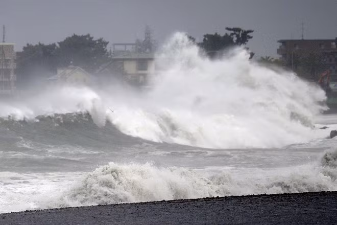Bão Faxai đổ bộ gây ra sóng cao tại bờ biển Shizuoka, miền trung Nhật Bản hôm 8-9. (Ảnh: Kyodo)
