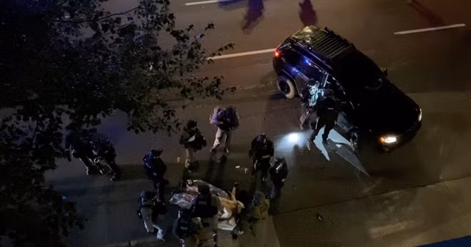 Hiện trường vụ việc tối hôm 29/8. (Ảnh: Reuters)