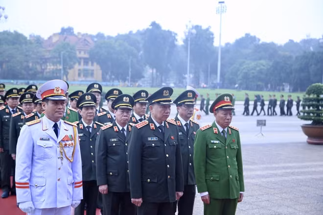 Các đại biểu đặt vòng hoa, vào Lăng viếng Chủ tịch Hồ Chí Minh.
