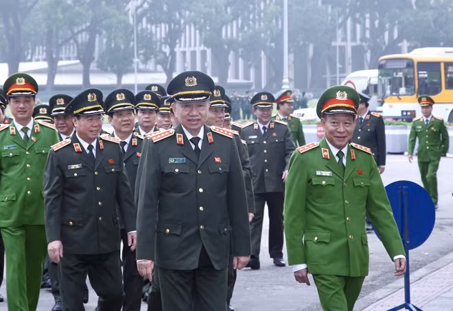 Sau Lễ viếng, Đoàn đã tới thăm quan Phủ Chủ tịch.