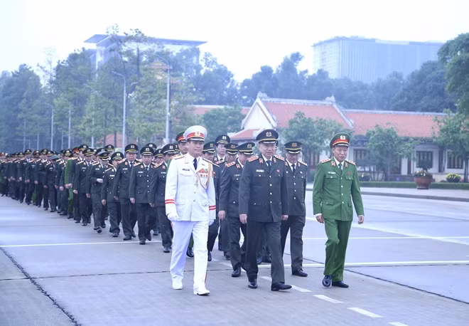 Đoàn đại biểu dự Hội nghị Công an toàn quốc lần thứ 75 do đồng chí Đại tướng Tô Lâm, Uỷ viên Bộ Chính trị, Bí thư Đảng uỷ Công an Trung ương, Bộ trưởng Bộ Công an dẫn đầu vào Lăng viếng Chủ tịch Hồ Chí Minh.