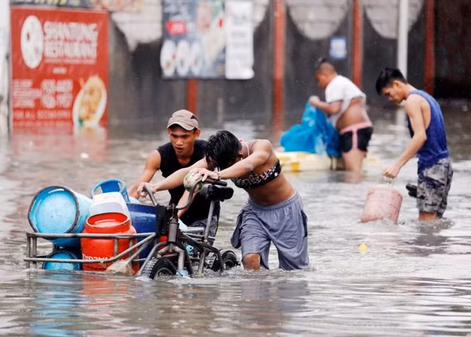 Những người dân sống ở Manila được chính quyền địa phương thông báo sơ tán sau khi cơn bão Sơn Tinh đổ bộ mang theo mưa lớn.