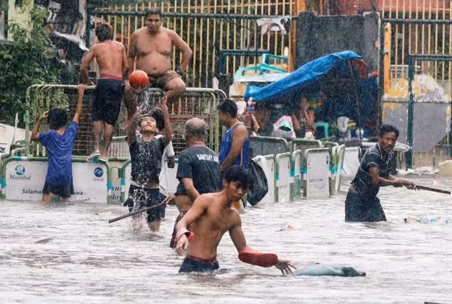 Manila là nơi chịu ảnh hưởng trực tiếp của bão Sơn Tinh. Mưa lớn khiến mực nước trên sông Marikina dâng cao. Do vậy chính quyền địa phương buộc phải sơ tán những người dân sống dọc bên sông để đảm bảo an toàn cho họ.