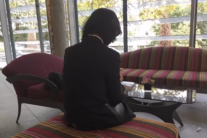 Bà Grace Mạnh xuất hiện tại sảnh một khách sạn ở Lyon, Pháp vào hồi tháng 10-2018. Ảnh: AP