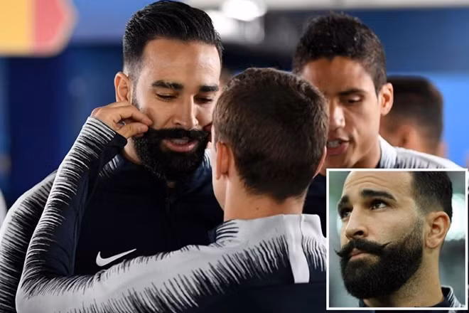 Trước mỗi trận đấu, Griezmann cùng các cầu thủ lại vuốt bộ ria mép của "thần may mắn" Adil Rami để lấy may.