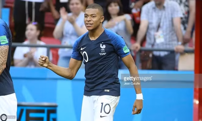 Mbappe có lẽ là cái tên được nhắc đến nhiều nhất sau vòng 1/8 bởi tốc độ, sức mạnh và sức trẻ của anh.