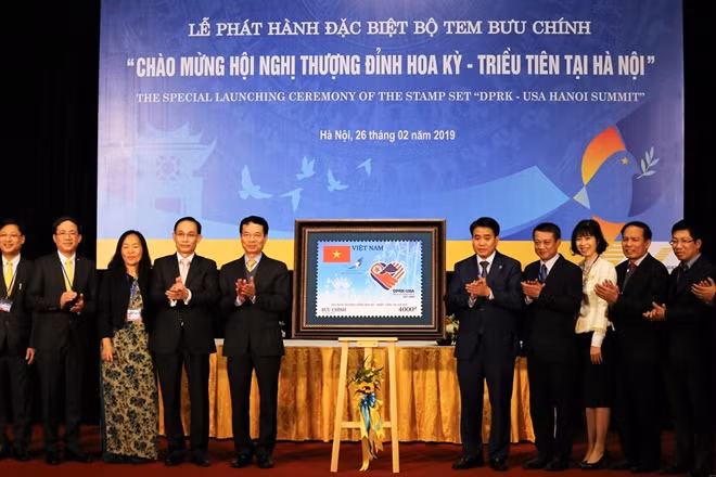 Các đại biểu chụp ảnh lưu niệm tại buổi lễ.