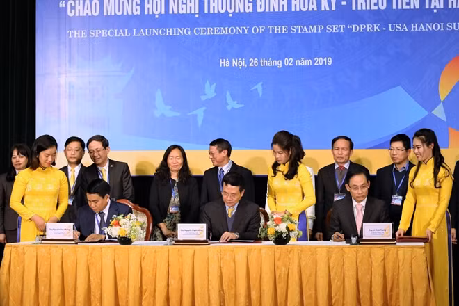 Các đại biểu ký và đóng dấu phát hành bộ tem "Chào mừng Hội nghị Thượng đỉnh Hoa Kỳ - Triều Tiên".