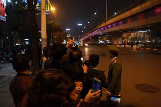 Nhiều tuyến đường ở Hà Nội bị cấm hoặc phân lại làn.