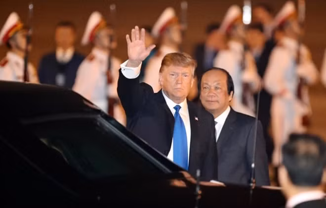 Trước khi lên xe Quái thú, Tổng thống Donald Trump vẫy tay chào mọi người một lần nữa.