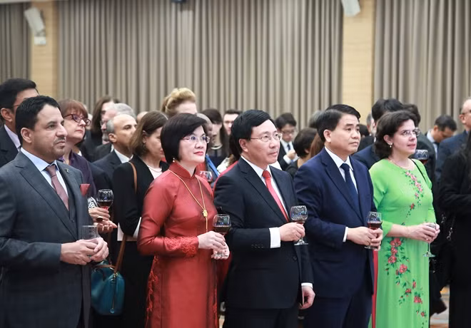 Phó Thủ tướng, Bộ trưởng Ngoại giao Phạm Bình Minh cùng các vị khách dự gặp mặt.