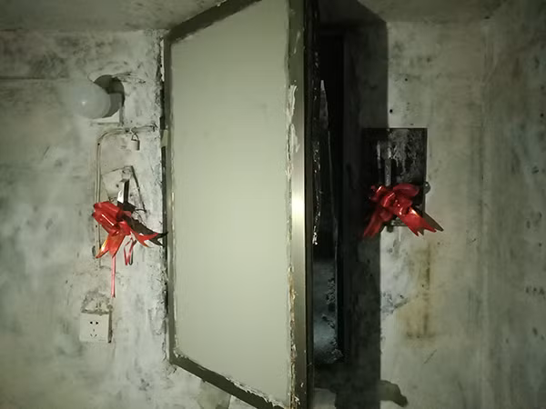 Phía cửa bên ngoài căn hầm còn được gã yêu râu xanh trang trí cả... nơ đỏ.