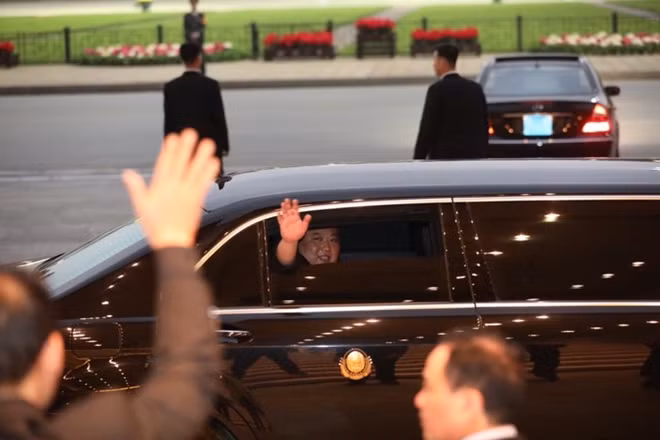 Chủ tịch Kim Jong-un vẫy tay chào mọi người trước khi trở về khách sạn Melia.