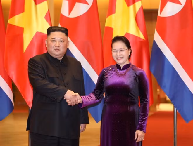 Sau đó, Chủ tịch Kim Jong-un tới tòa nhà Quốc hội, hội kiến Chủ tịch Quốc hội Nguyễn Thị Kim Ngân.