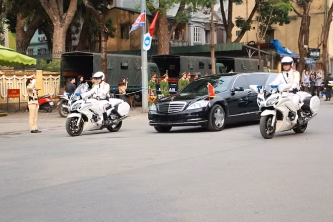 Nhận lời mời của Tổng Bí thư, Chủ tịch nước Nguyễn Phú Trọng, Chủ tịch Triều Tiên Kim Jong-un thăm hữu nghị chính thức Việt Nam trong hai ngày 1 và 2-3. Trong ảnh là đoàn xe của Chủ tịch Kim Jong-un khi đang di chuyển từ Khách sạn Melia tới Phủ Chủ tịch để tham dự lễ đón.
