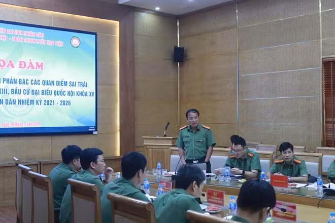 Các đại biểu tham luận tại Tọa đàm.