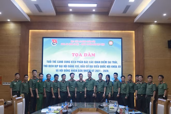 Các đại biểu chụp ảnh lưu niệm.
