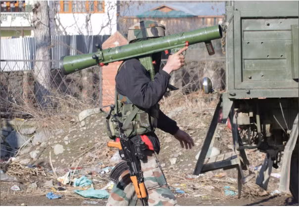 Một binh sĩ Ấn Độ hiện diện tại khu vực làng Pinglan, quận Pulwama, Kashmir hôm 18-2. (Ảnh: Reuters)