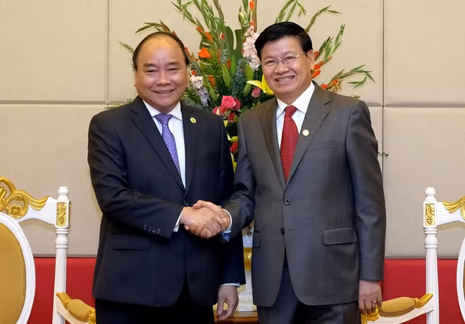 Thủ tướng Nguyễn Xuân Phúc và Thủ tướng Lào Thongloun Sisoulith. Ảnh: VGP
