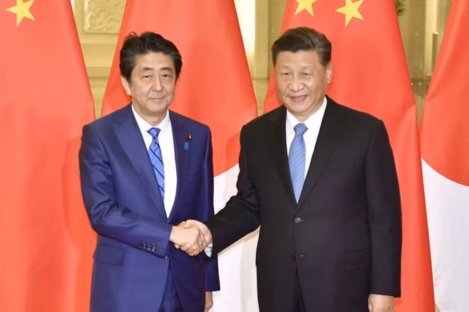 Chủ tịch Trung Quốc Tập Cận Bình và Thủ tướng Nhật Bản Shinzo Abe hôm 23/12/2019 tại Bắc Kinh. (Ảnh: Kyodo)
