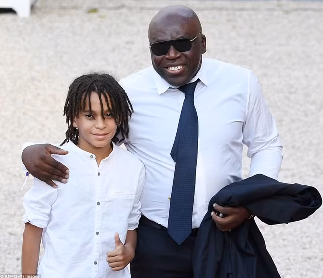 Cha và em trai của chân sút 19 tuổi Kylian Mbappe, người vừa giành được danh hiệu cầu thủ trẻ xuất sắc nhất FIFA World Cup 2018 cũng có mặt tại lễ diễu hành.