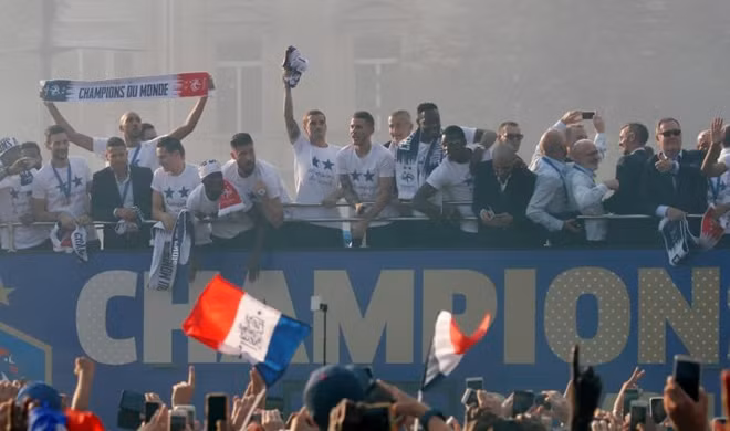 Griezmann cùng các đồng đội chia sẻ niềm vui cùng người hâm mộ sau khi đánh bại hàng loạt các đối thủ mạnh như Uruguay, Bỉ, Argentina và Croatia để lần thứ hai đưa Pháp chạm tay vào chiếc cúp vàng danh giá.