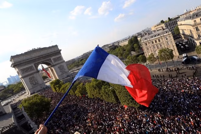 Đại lộ Champs-Elysees chật kín không còn một chỗ trống.