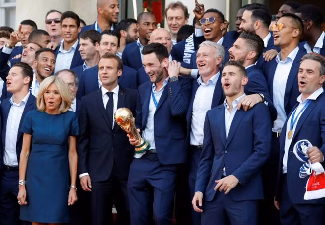 HLV Deschamps cùng các học trò vui vẻ tạo dáng cùng Tổng thống Macron và Phu nhân.