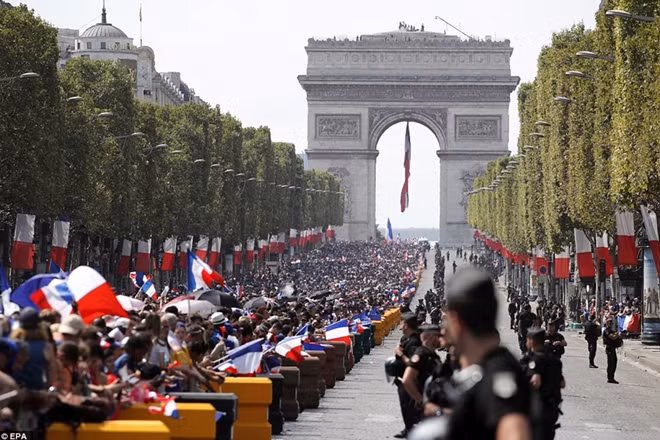 Được biết, hơn nửa triệu người hâm mộ toàn nước Pháp đã đổ về Paris để chào đón những nhà ĐKVĐ trở về. Có đến hơn 2000 nhân viên an ninh và 400 nhân viên y tế đã được huy động để đảm bảo an ninh trật tự cho buổi lễ.