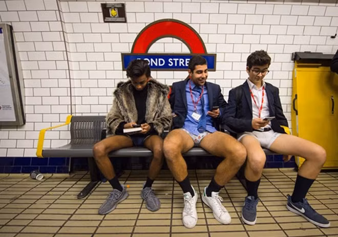 Các chàng trai đang vui vẻ trò chuyện với nhau. Được biết, No Pants Subway Ride nhận được những phản hồi tích cực từ cộng đồng vì tính giải trí mà nó mang lại.