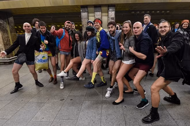 No Pants Subway Ride được bắt nguồn từ New York, Mỹ vào năm 2002 do 7 thành viên của tổ chức nghệ thuật hài Improv Everywhere khởi xướng. Đến nay, sự kiện thú vị này đã thu hút được hàng nghìn người tham gia mỗi năm.