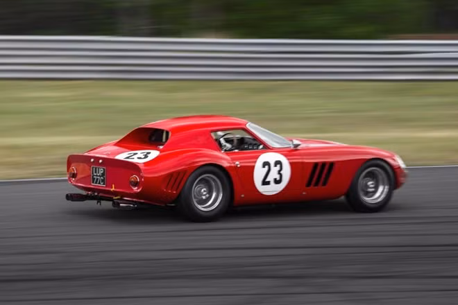 Chiếc xe Ferrari được đấu giá.