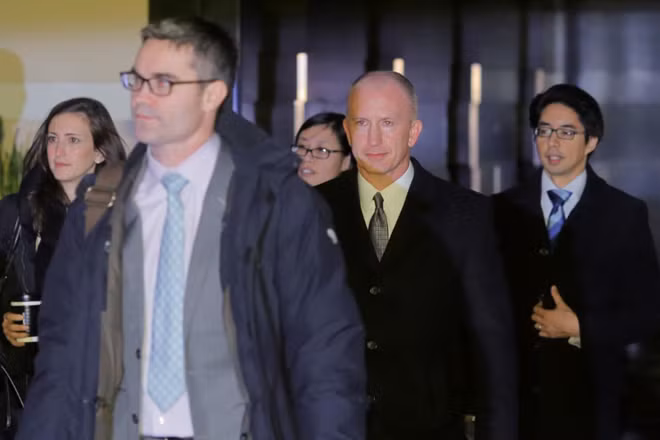 Phó Đại diện Thương mại Mỹ Jeffrey Gerrish, thành viên chủ chốt của phái đoàn Mỹ tới Trung Quốc rời khỏi một khách sạn tại Bắc Kinh hôm 7-1. (Ảnh: Reuters)