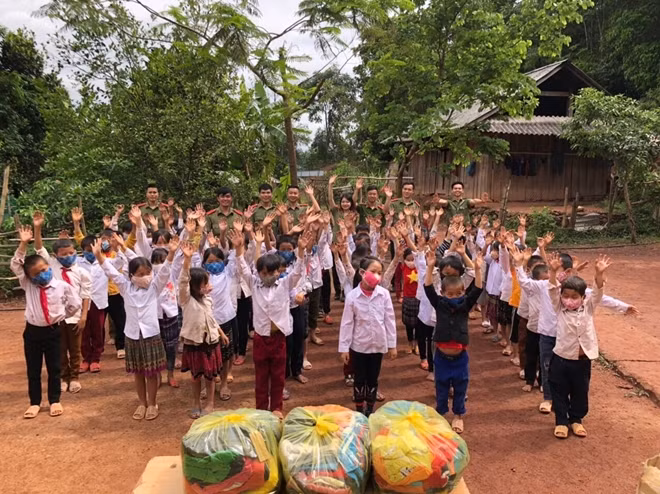 Đoàn cũng tổ chức giao lưu với trường PTDT bán trú Tiểu học Nậm Nhừ cùng hai điểm trường tại bản Huổi Lụ 2 và bản Nậm Nhừ 3, đồng thời trao tặng quần áo, bánh kẹo cho các em học sinh.
