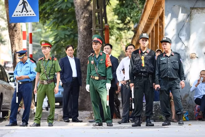 Hơn 30 điểm chốt chặn do lực lượng cảnh sát cơ động, cảnh sát giao thông, các lực lượng an ninh quân đội đã được triển khai trên khắp các tuyến đường dẫn đến nhà tang lễ số 5 – Trần Thánh Tông.
