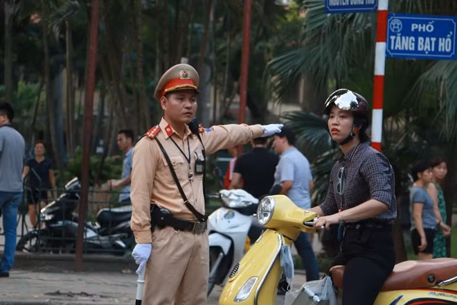 Công an hướng dẫn người dân không đi vào đường cấm.