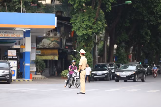 Nhiều phố quanh Nhà tang lễ quốc gia số 5 Trần Thánh Tông (Hà Nội) bị phong tỏa trong ngày 26-27/9. Khoảng 10 tuyến phố bị cấm hoàn toàn phương tiện trong thời gian diễn ra lễ viếng Chủ tịch nước.