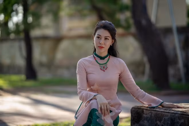MC Phương Thảo rạng rỡ trong tà áo dài truyền thống giữa khung cảnh Huế đầy thơ mộng. Ngoài Phương Thảo, MC Minh Khánh, Quốc Khánh… cũng sẽ đảm nhận phần dẫn dắt các hạng mục quan trọng khác.