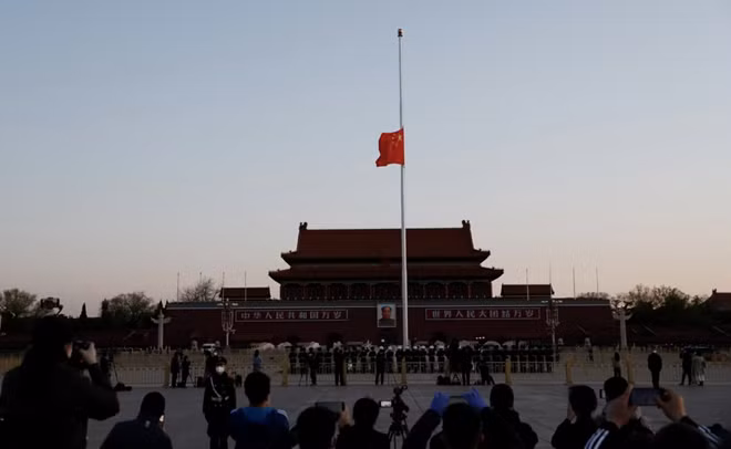 Đúng 10h sáng ngày 4/4 (theo giờ địa phương), Trung Quốc đã tổ chức lễ tưởng niệm những liệt sĩ và người dân Trung Quốc đã chết trong dịch COVID-19. (Ảnh: Reuters)