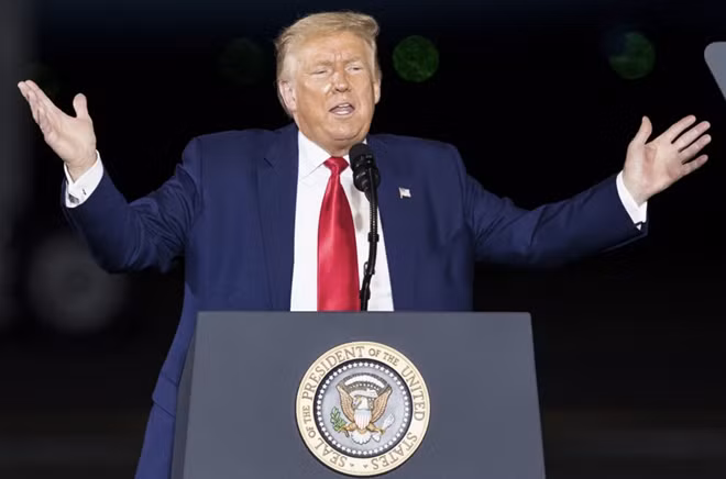 Tổng thống Mỹ Donald Trump phát biểu trong một cuộc mít tinh vận động tranh cử ở New Hampshire hôm 28/8. (Ảnh: Bloomberg)