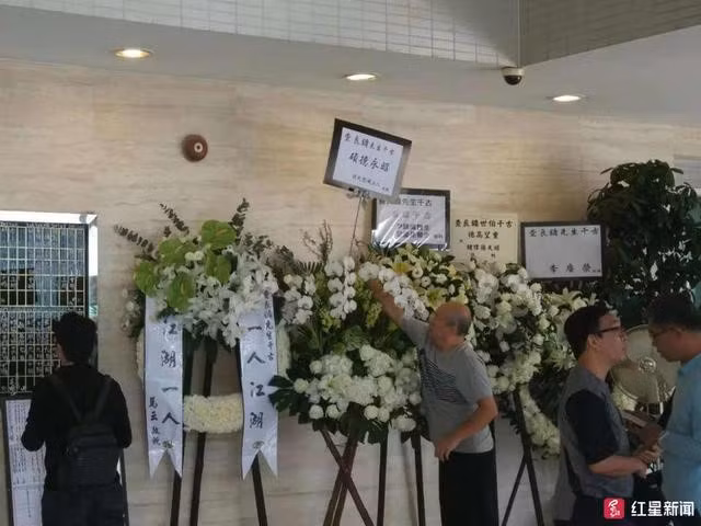 Rất nhiều hoa từ các nghệ sĩ, người hâm mộ được gửi đến nhà tang lễ Hong Kong để tưởng nhớ đến cố nhà văn Kim Dung.