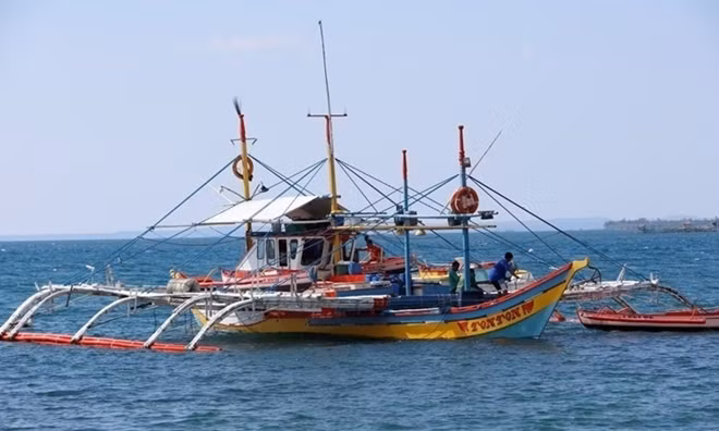 Một tàu đánh cá Philippines hoạt động trên vùng biển ngoài khơi thị trấn Masinloc, tỉnh Zambales của nước này, hồi năm 2015. Ảnh: Reuters.