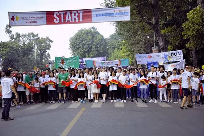 Những người tham gia cuộc chạy háo hức chuẩn bị rời vạch xuất phát.