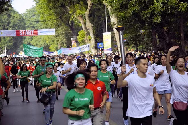 “Cuộc chạy vì trẻ em Hà Nội” năm 2018 đã thu hút được đông đảo các tầng lớp nhân dân, đại diện các tổ chức doanh nghiệp cùng bạn bè quốc tế đang sinh sống và làm việc tại Hà Nội.