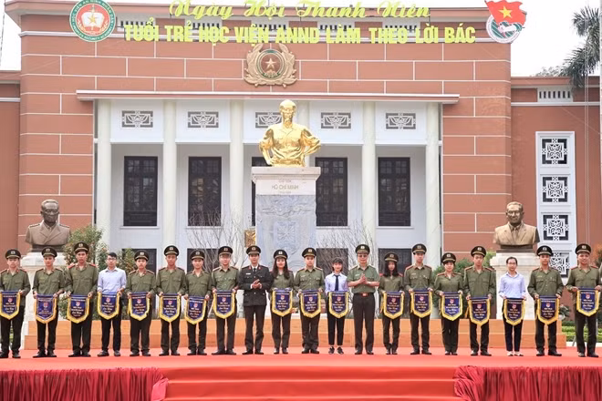 Lãnh đạo Học viện ANND và đại diện Đoàn Thanh niên Bộ Công an trao cờ lưu niệm cho các đơn vị tham gia hội trại.