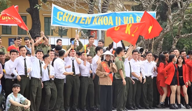Không chỉ các đội thi mà sự cổ động cuồng nhiệt của các bạn sinh viên khác cũng đã góp phần tạo nên không khí vô cùng sôi nổi và hào hứng tại cuộc thi dân vũ.
